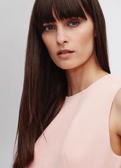modelo con cabello liso y maquillaje