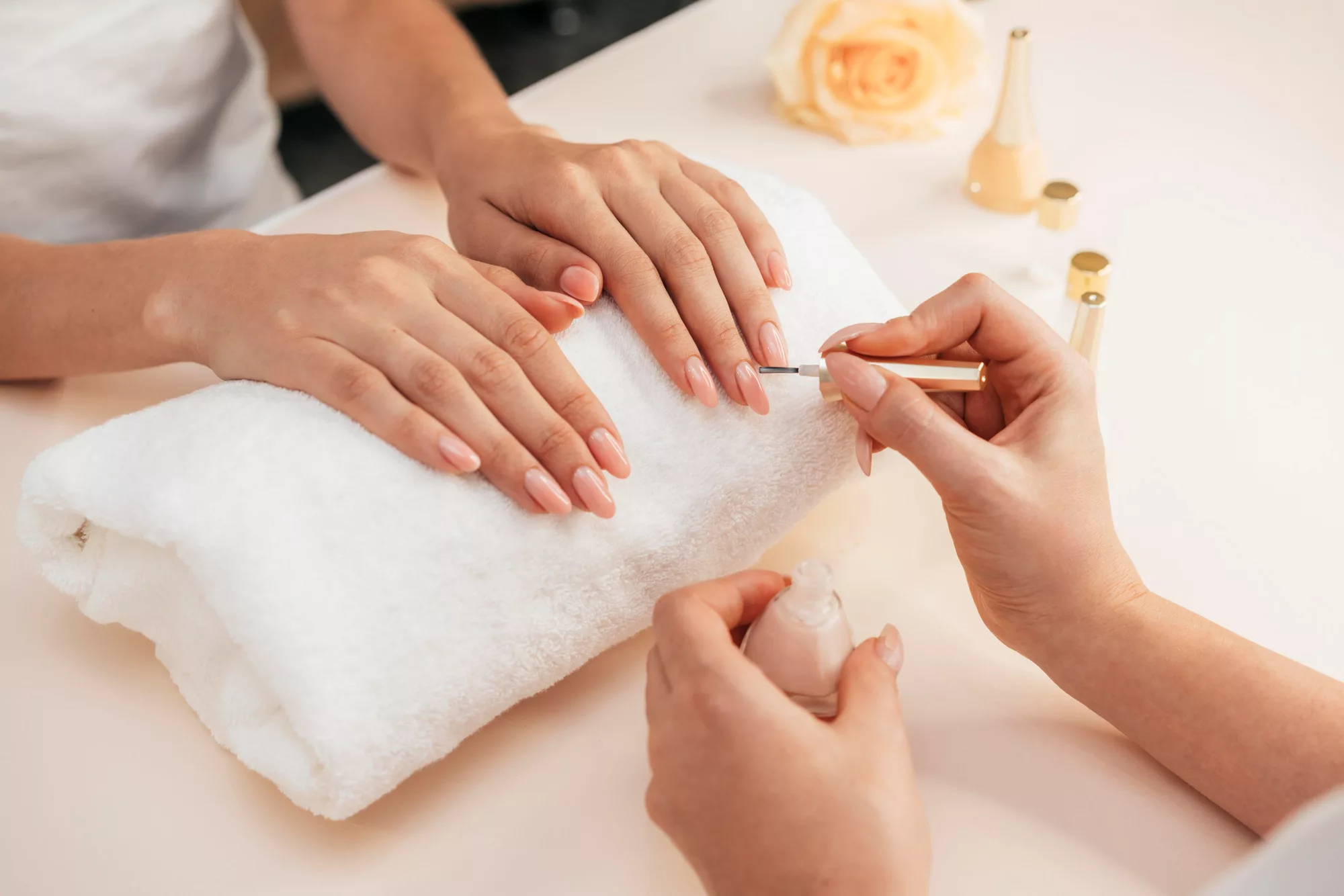 profesional de spa haciendo manicura
