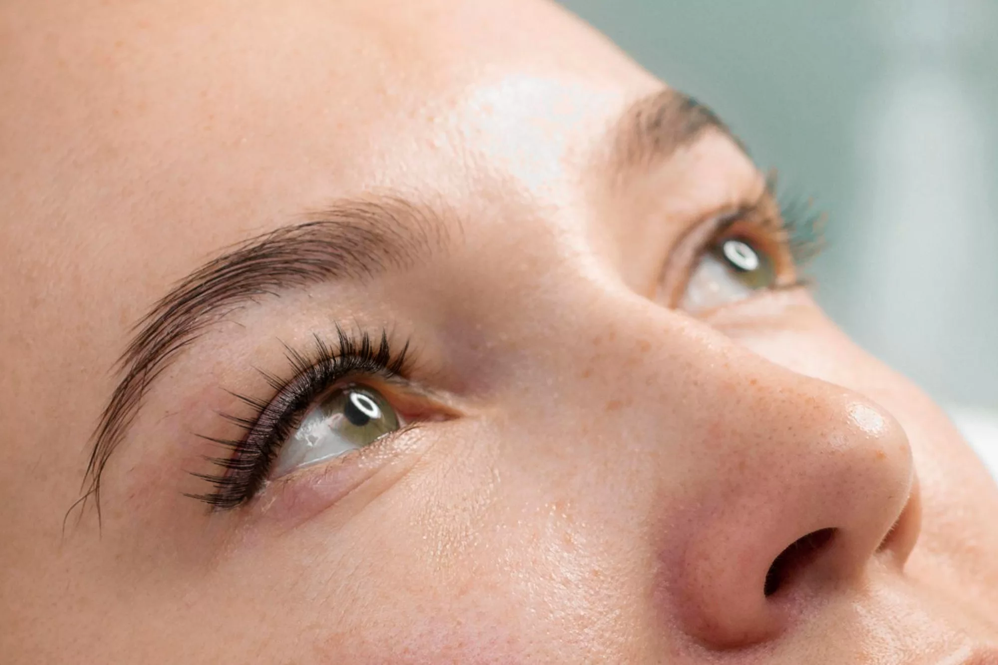 Cara de mujer con ojos verdes y rimel