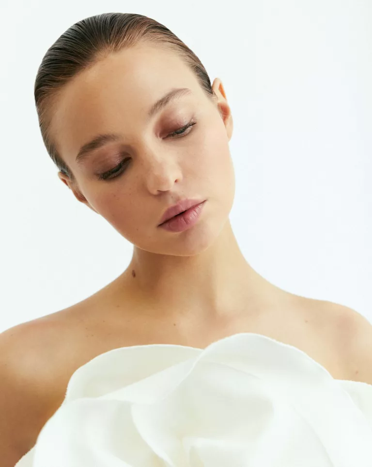 Cabeza de mujer ladeada y con el ojo maquillado