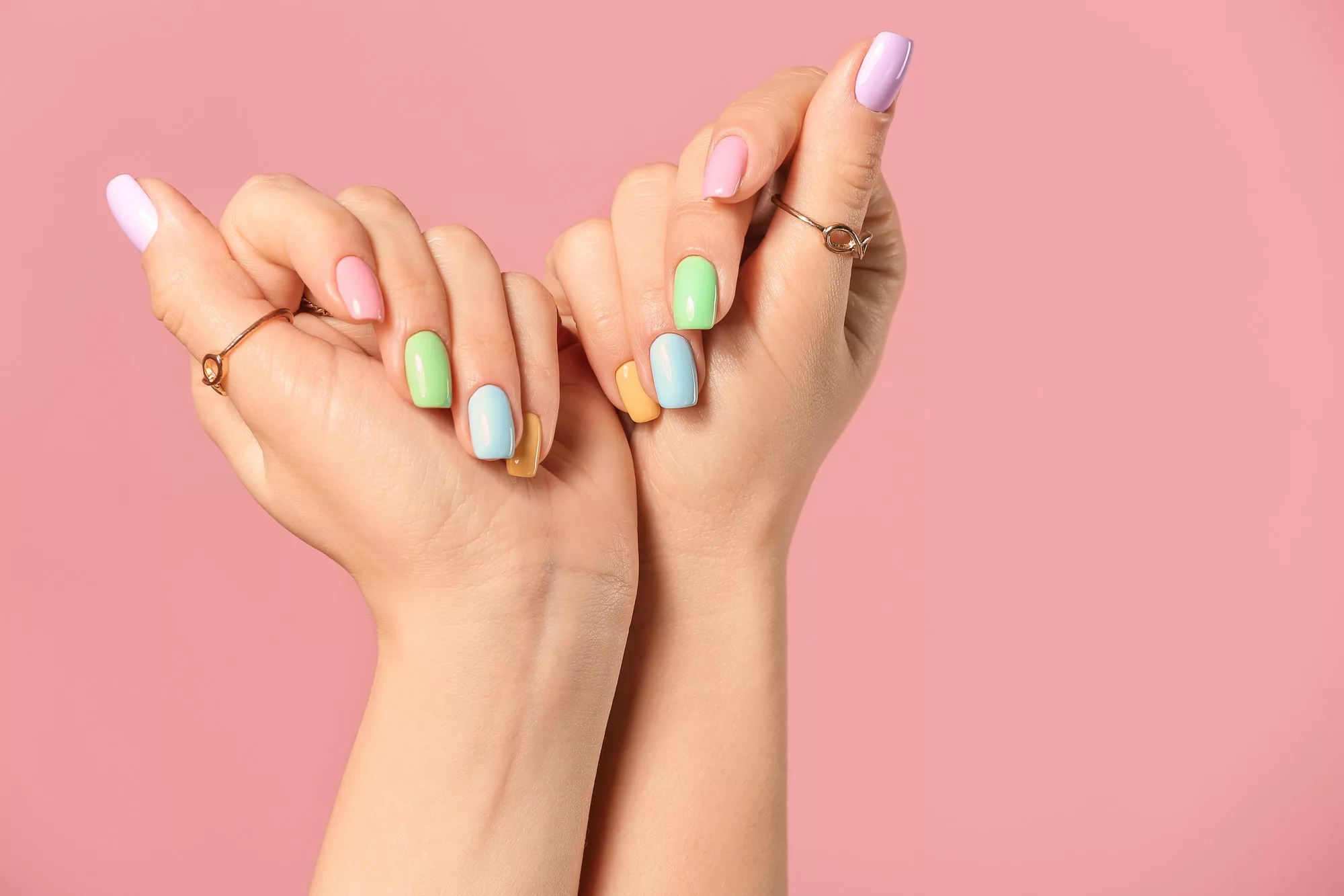 Manos de mujer joven con hermosa manicura
