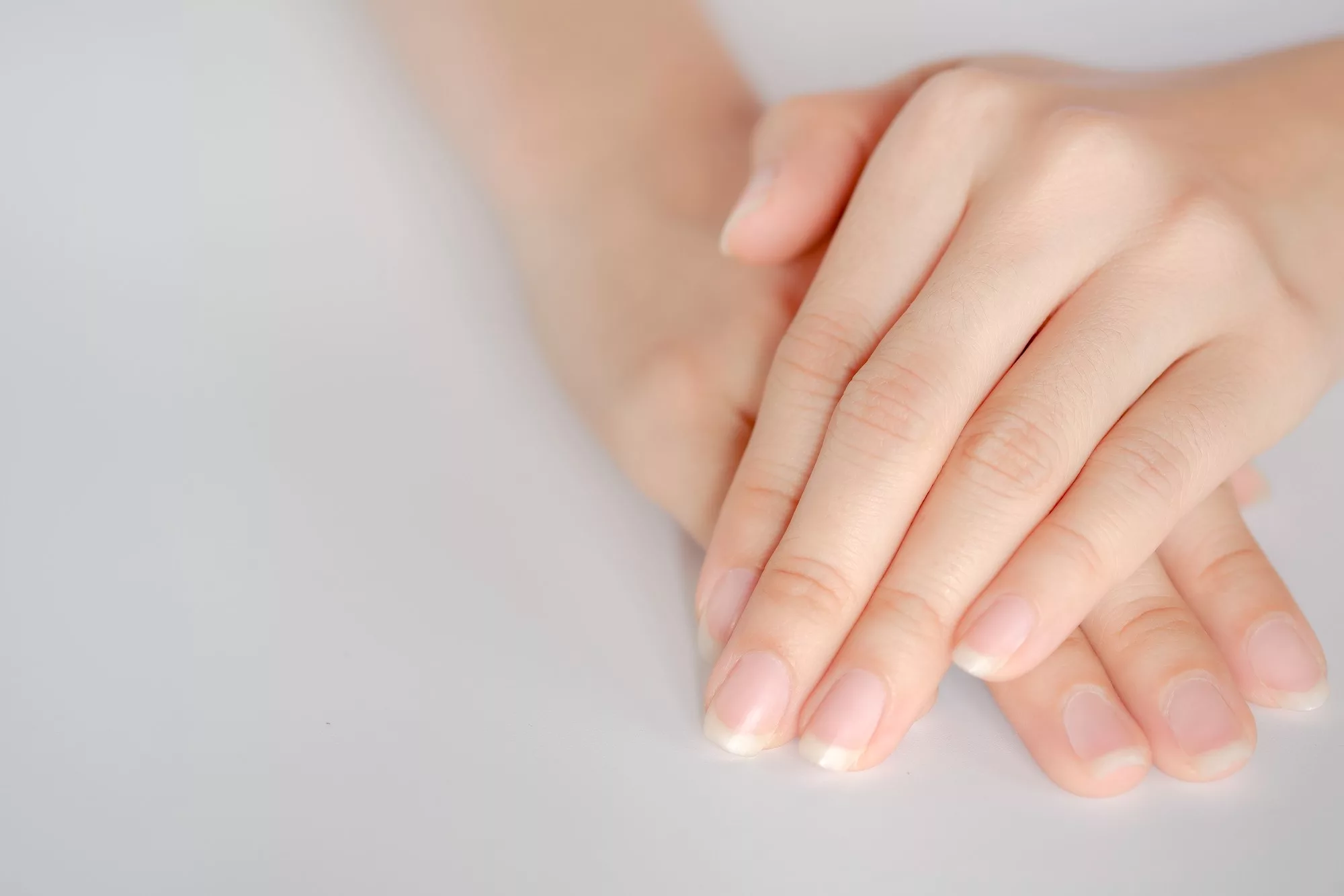 Primer plano de la uña de la mujer Concepto de cuidado de la salud de la uña