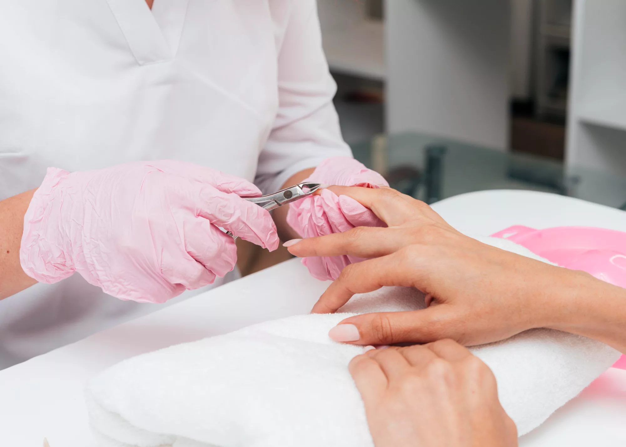 Beneficios de la manicura profesional frente a hacerlo en casa